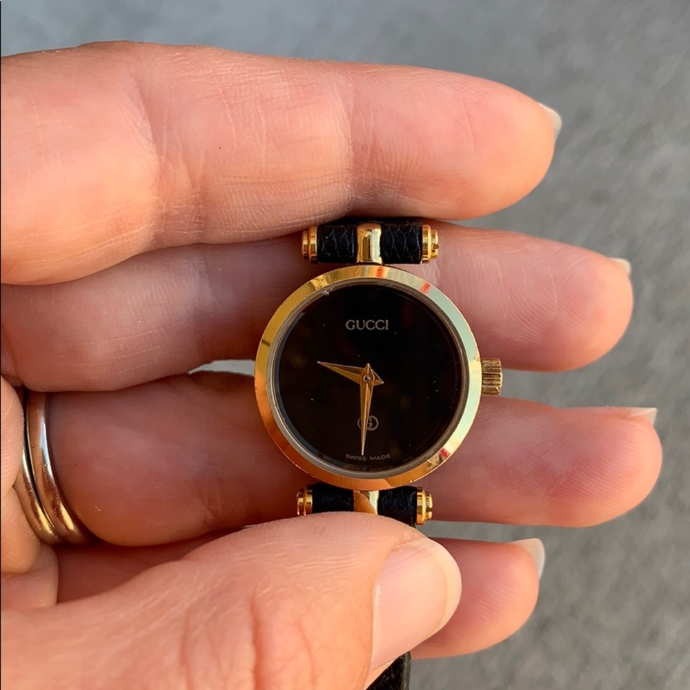 Gucci Swiss Made Black Leather Gold Watch 2000L